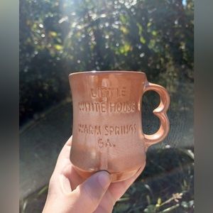 𝅺THE Little Whitehouse souvenir mug